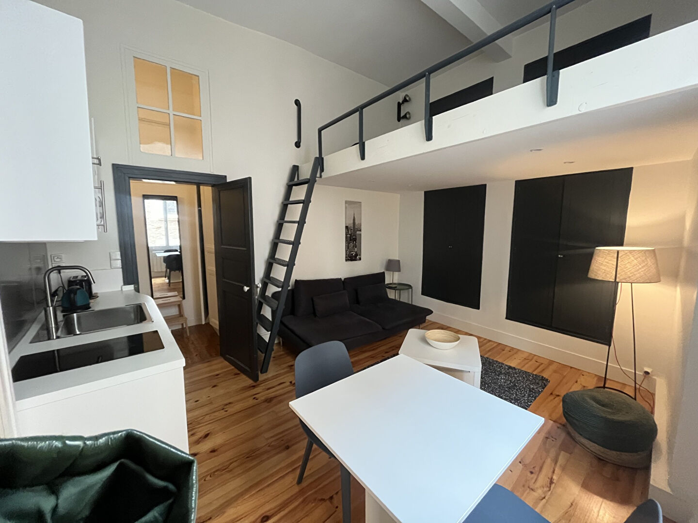 CARMES/PLACE DU SALIN T1 bis en duplex meublé